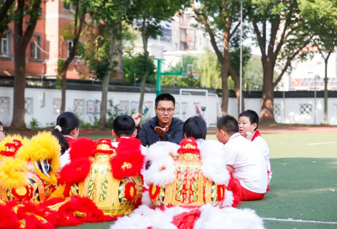 鼓乐齐鸣、狮影翻飞,松江这所小学里有一群舞狮少年