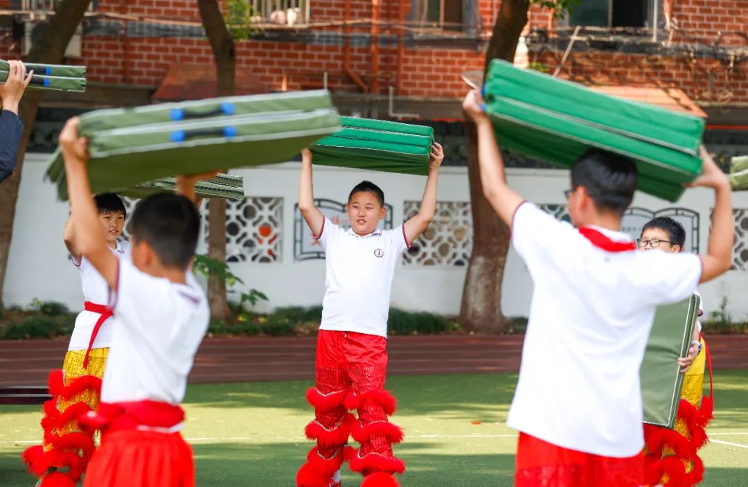 鼓乐齐鸣、狮影翻飞,松江这所小学里有一群舞狮少年