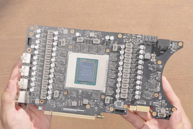 华硕俞元麟展示 BTF 2.5 可移除 GC-HPWR 设计,短时承载超 1000W ▲ 样卡 PCB 设计